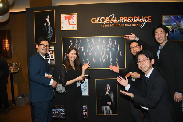 GP15周年イベント MOMENTUM：フォトウォールの前で（20:20）